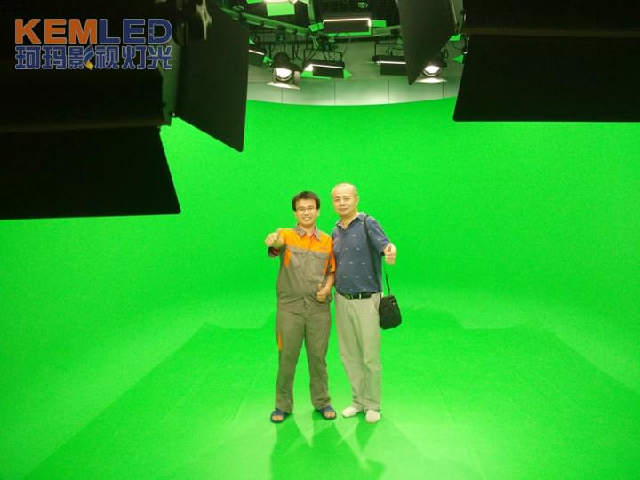 朱工與?？趶V播電視臺(tái)領(lǐng)導(dǎo)合影