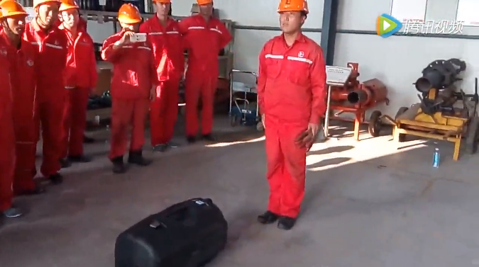 真人演示：正壓式空氣呼吸器使用方法