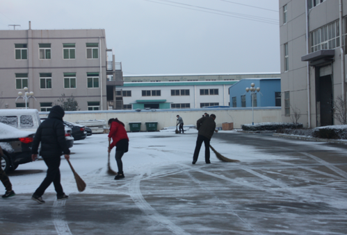 不懼嚴(yán)寒,泰諾模具員工掃雪除冰保暢通